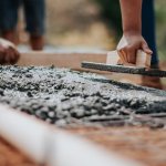 Płyta fundamentowa czy ławy – co wybrać, by budować szybciej, taniej i bez błędów?
