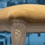 Usiądź w stylu: jak dobrać idealny stołek do toaletki – wygoda, wysokość, design