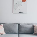 Efekt WOW w salonie: kolory ścian, które najlepiej grają z kanapą