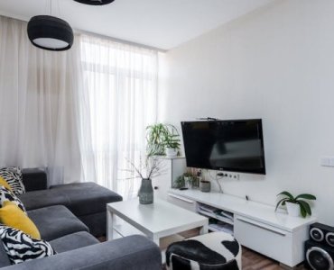 Jedno serce domu, wiele funkcji: jak zaaranżować wielozadaniowy salon w małym mieszkaniu