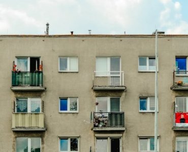 Własnościowe czy spółdzielcze? Przewodnik kupującego: koszty, ryzyka i prawa w pigułce