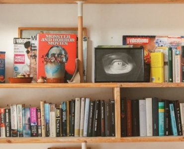 Wysokie książki, zero kompromisów: jak wybrać regał, który pomieści albumy i atlasy