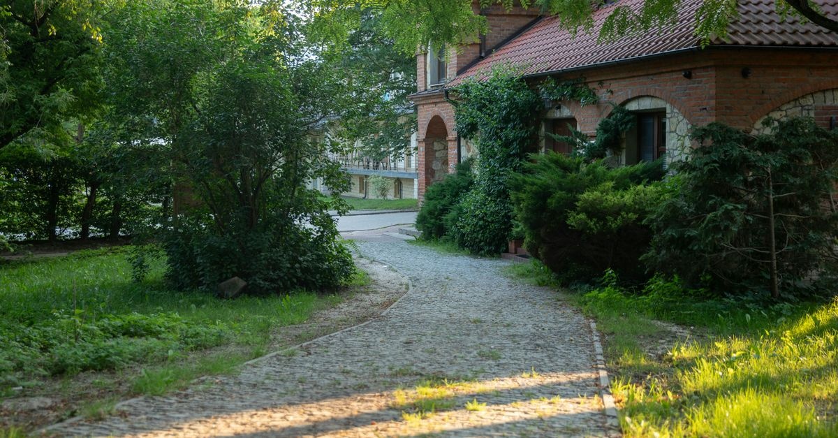 Suchy fundament i czysta elewacja: zrób to sam – opaska żwirowa wokół domu w jeden weekend