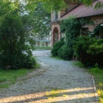 Suchy fundament i czysta elewacja: zrób to sam – opaska żwirowa wokół domu w jeden weekend