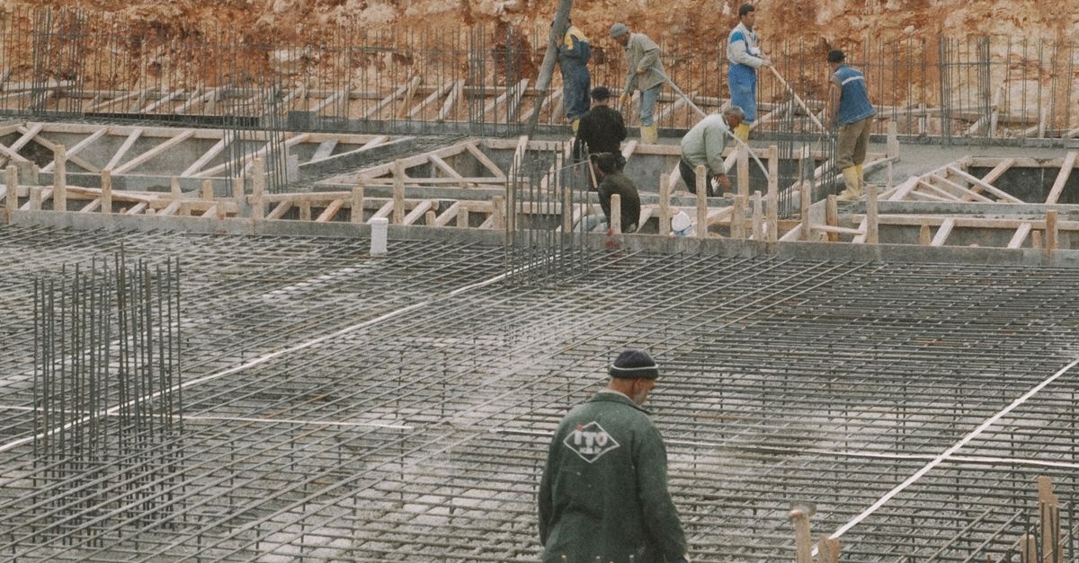 Suchy dom zaczyna się pod ziemią: sprawdzone sposoby ochrony ścian fundamentowych